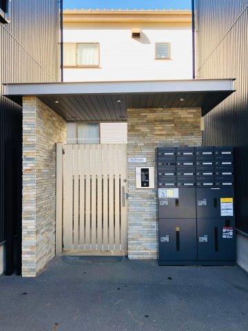 建物外観　宅配ボックス、ポスト、オートロック門