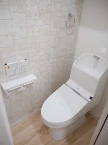 トイレ　落ち着いた色調のトイレです