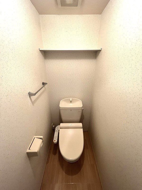 トイレ　快適な温水洗浄便座トイレです