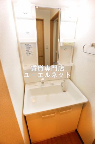 洗面設備　清潔感ある独立洗面台で毎日気持ちよく♪