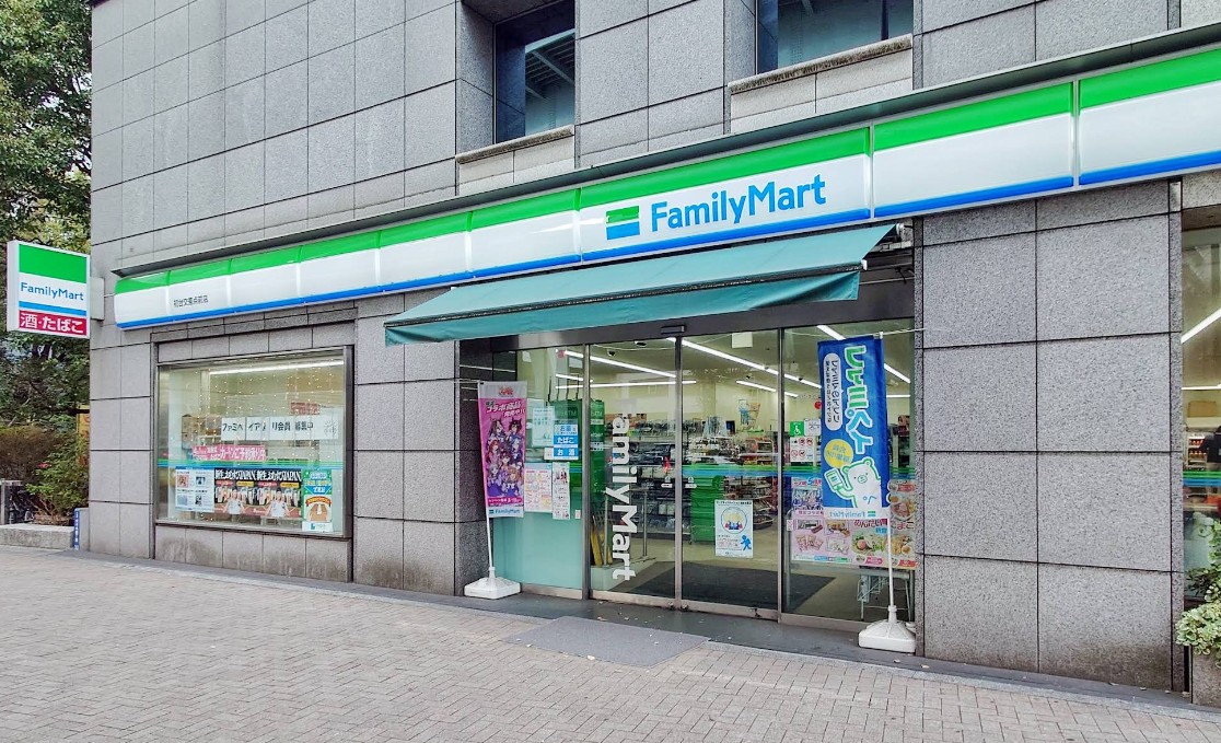 コンビニ　ファミリーマート初台交差点前店（コンビニ）まで438m