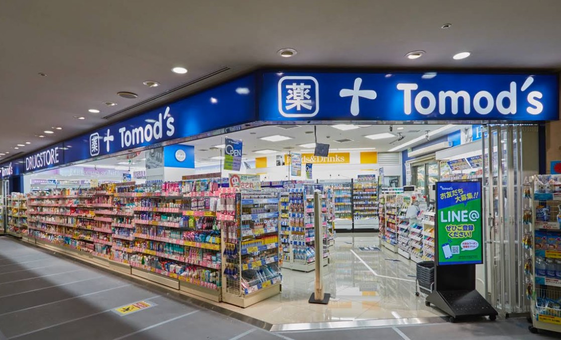 ドラックストア　トモズ東京オペラシティ店（ドラッグストア）まで582m
