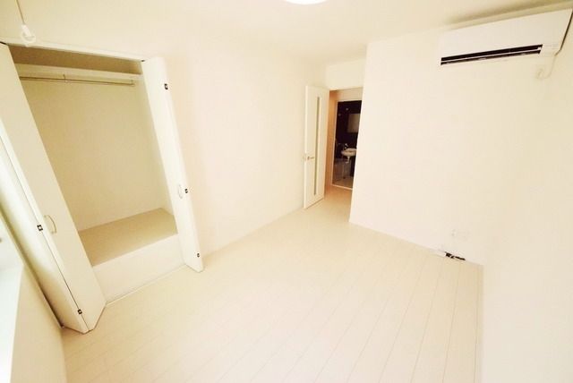 居室・リビング　★5.6帖エアコン・照明付きのお部屋です★
