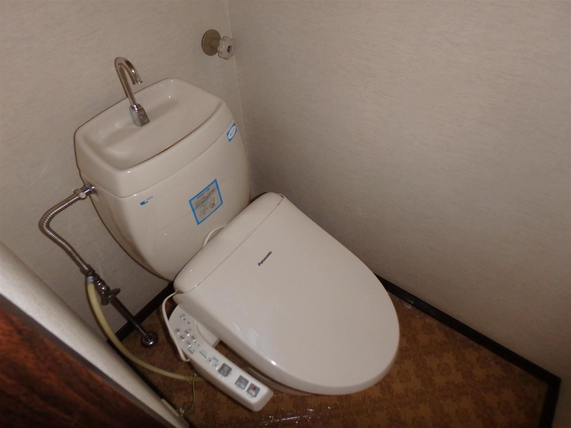 トイレ　温水洗浄便座で清潔感のあるトイレです☆