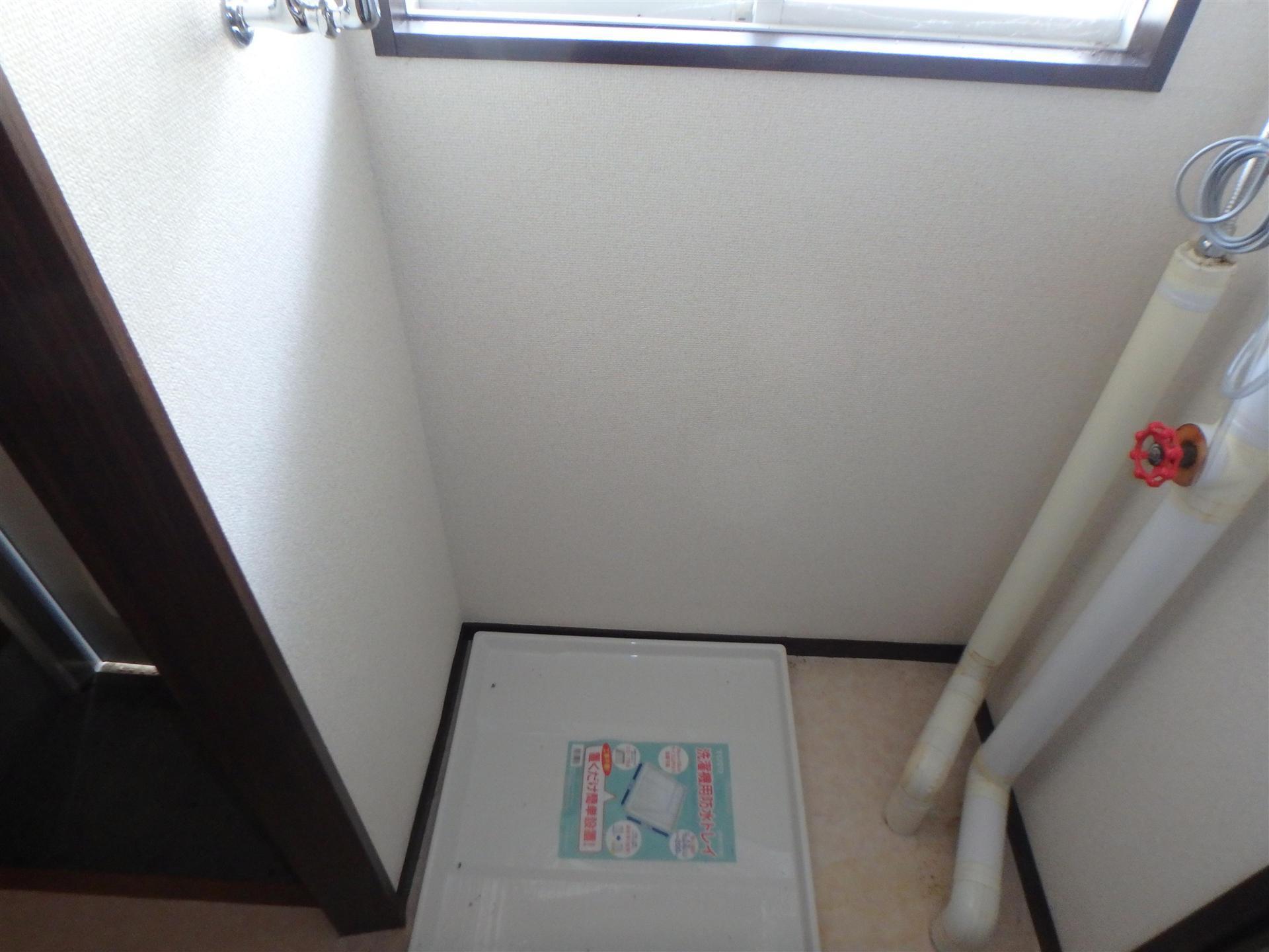 洗面設備　お風呂場の前に洗濯機置場がございます☆