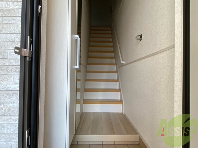 玄関　玄関を入ると、お部屋に上がる内階段があります