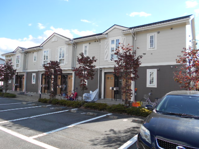 建物外観　建物玄関側（北面）を北西方向より撮影