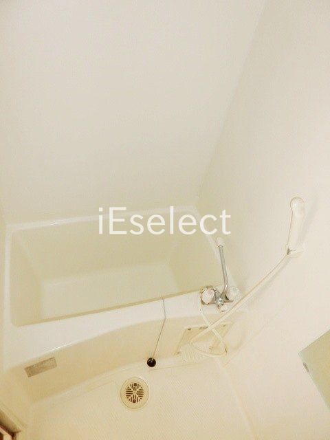 バス・シャワールーム　便利な浴室乾燥機付きのバス。