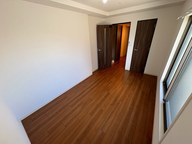 その他部屋・スペース　落ち着いた色調の寝室です