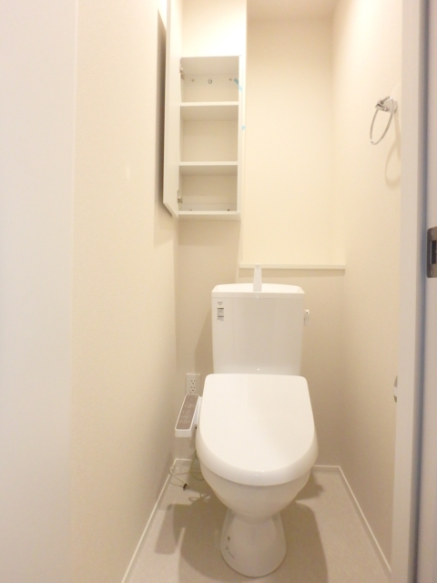 トイレ　●温水洗浄暖房便座付きの快適なトイレスペース。