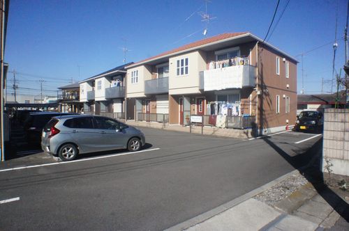 建物外観　駐車場各世帯２台付☆駐輪場も付いております☆