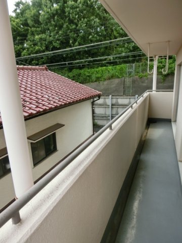 バルコニー　Ｌ字型の広いバルコニー。