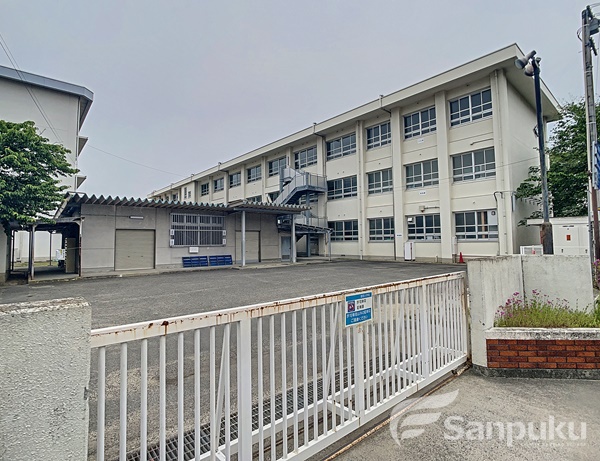 小学校　雄郡小学校（小学校）まで588m