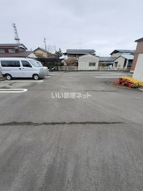 【西条市喜多台のアパートの駐車場】