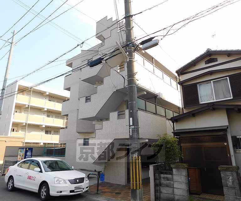 京都市山科区勧修寺西金ケ崎のマンションの建物外観