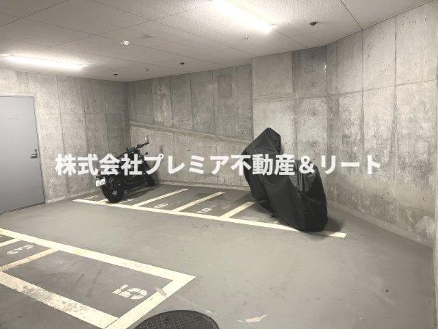 駐車場　地下にバイク置き場があります。