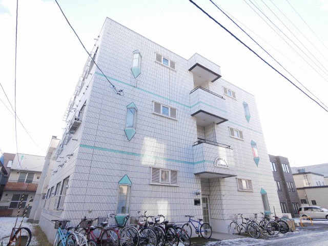 【札幌市中央区南十条西のマンションの建物外観】