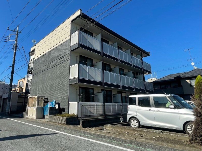 【熊谷市万平町のマンションの建物外観】