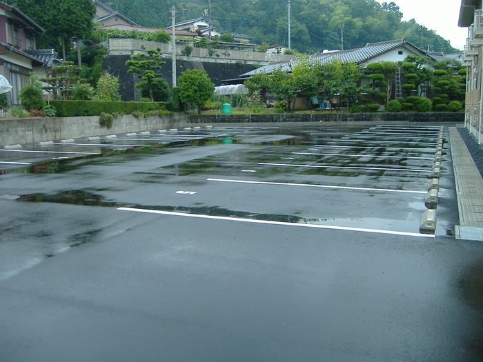 【アンシャンテ　A棟の駐車場】