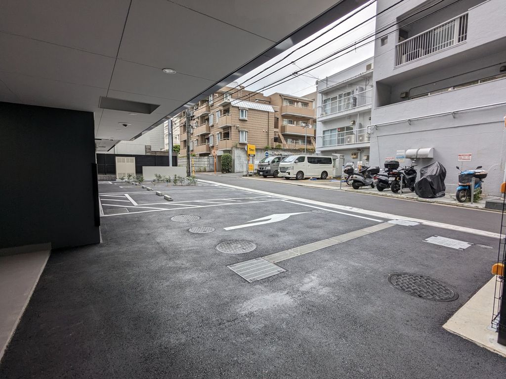 【新宿区市谷田町のマンションの駐車場】