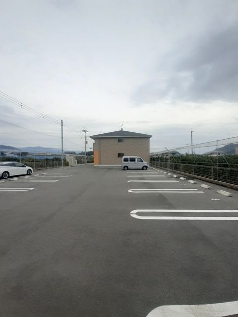 【有田郡有田川町大字野田のアパートの駐車場】