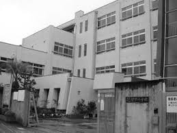 【柏原市平野のマンションの小学校】