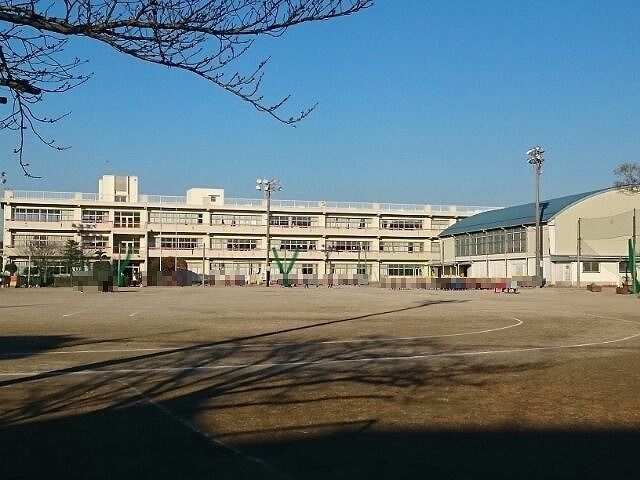 【ブリランテ　IIの小学校】