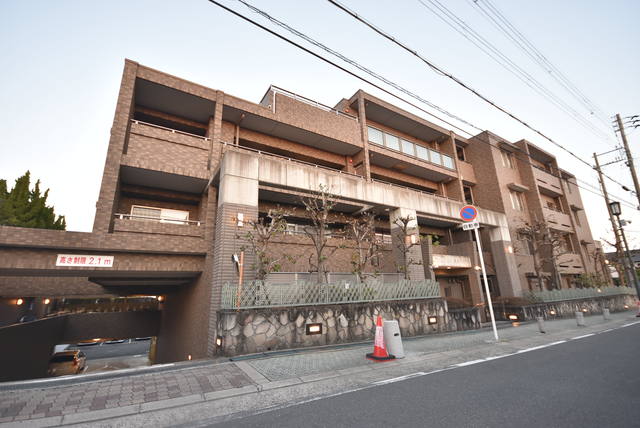 ロイヤルアーク東香里園町の建物外観