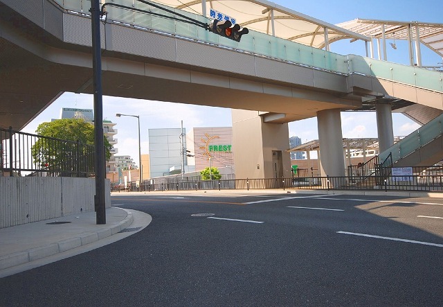 【ロイヤルアーク東香里園町のスーパー】