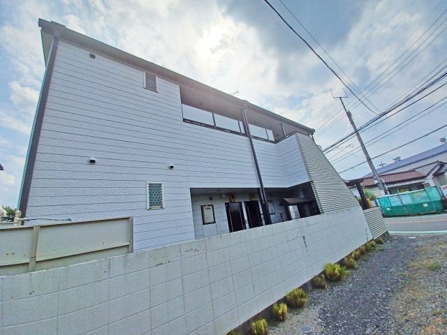 【鶴ヶ島市大字下新田のアパートの建物外観】