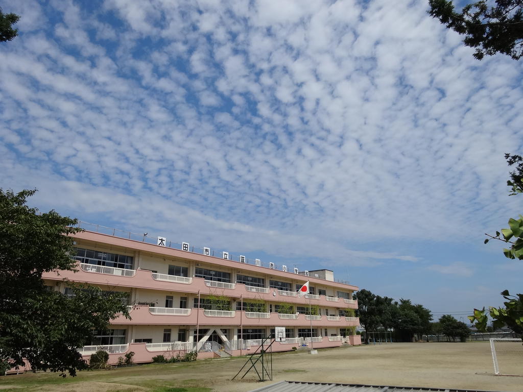 【ハイツ・ラ・ペーラEAの小学校】