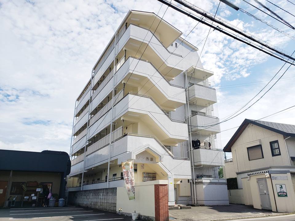 松山市桑原のマンションの建物外観