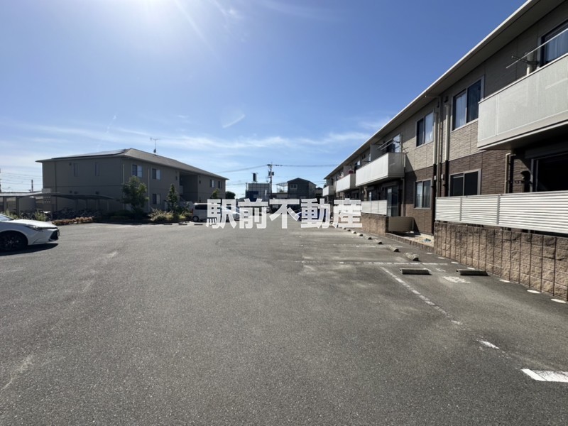 【ラフィーネメゾン本町公園の駐車場】