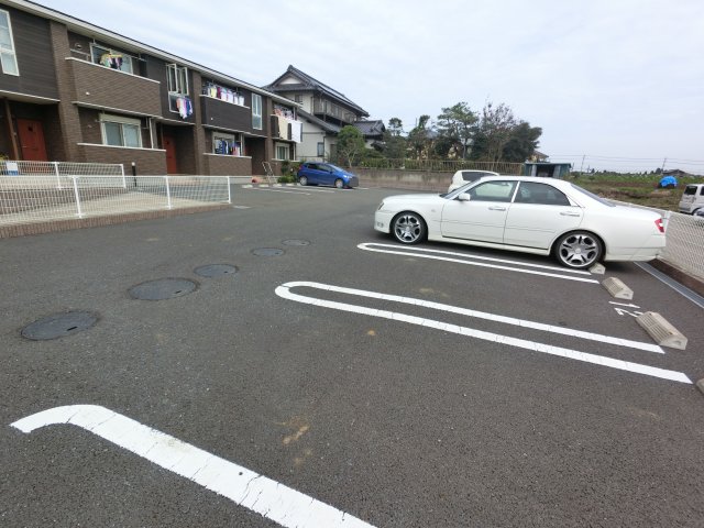 【八街市榎戸のアパートの駐車場】