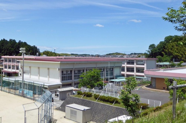 【湖南市下田のマンションの小学校】