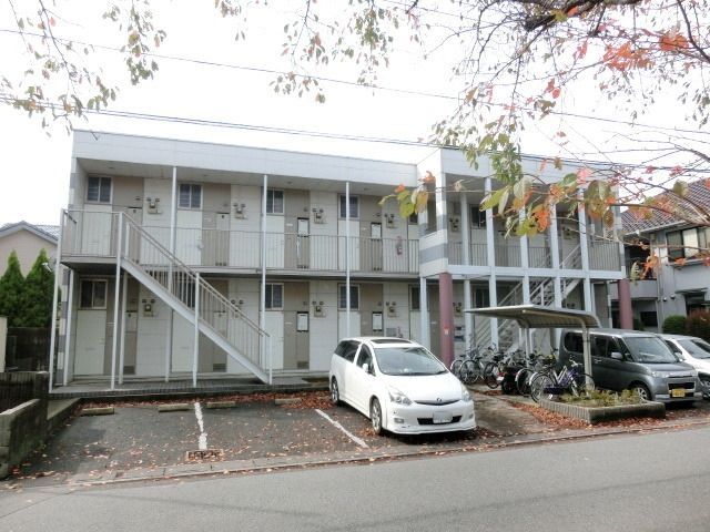 越谷市花田のアパートの建物外観