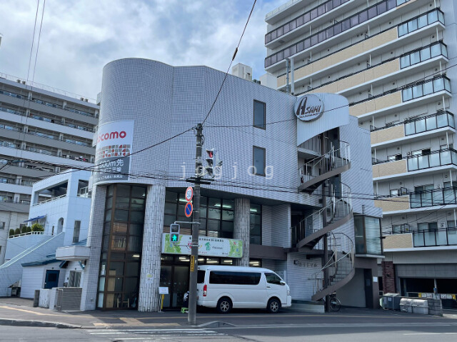 【札幌市白石区菊水五条のマンションのエントランス】