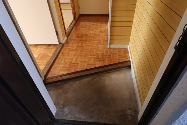 玄関　同物件別部屋です