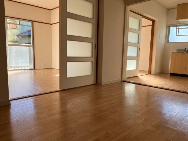 居室・リビング　同物件別部屋です