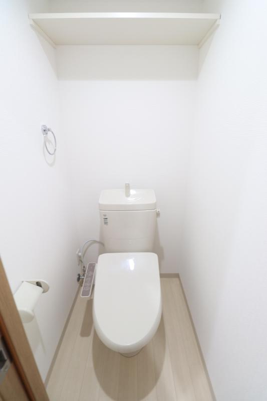 トイレ　温水洗浄便座付き　上部には棚もあります。