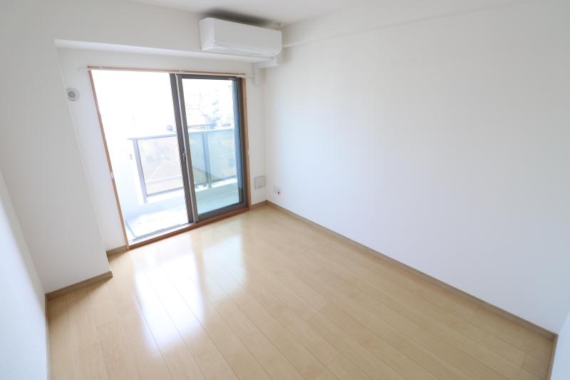 その他設備　洋室6.2帖、エアコン付き