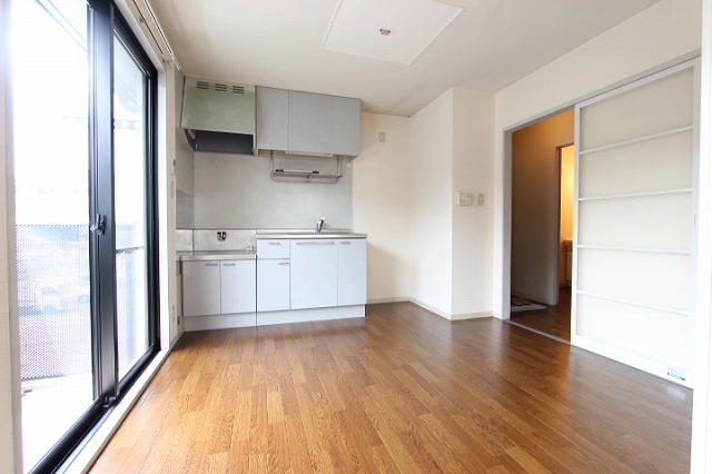 居室・リビング　同物件、別号室のものです。