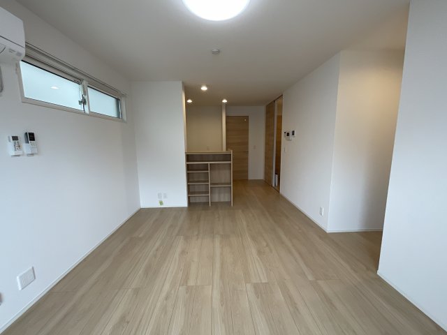 居室・リビング　13.2帖の洋室です