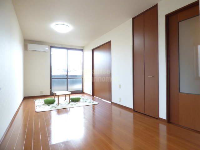 居室・リビング　写真は反転　別号室