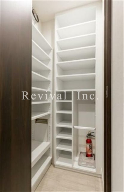 収納　奥行豊富なシューズインクローゼット完備