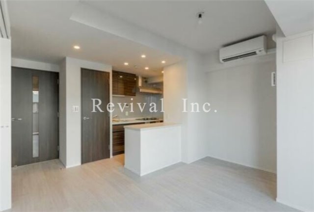 その他　広々した空間設計のリビングでございます