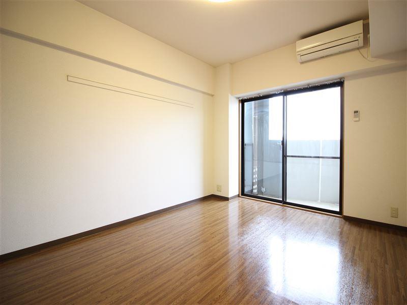 居室・リビング　8帖の洋室でくつろげます