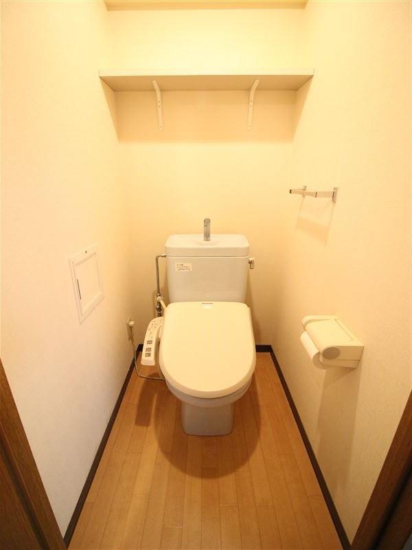 トイレ　うれしい温水洗浄便座付き