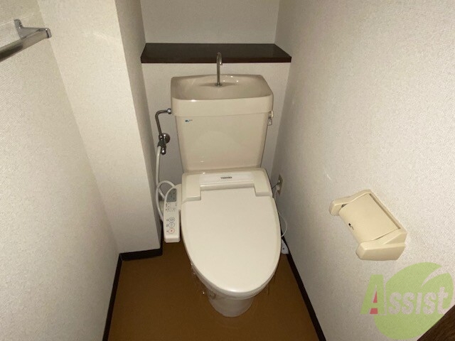 トイレ　ウォシュレット機能がついているので安心ですね。