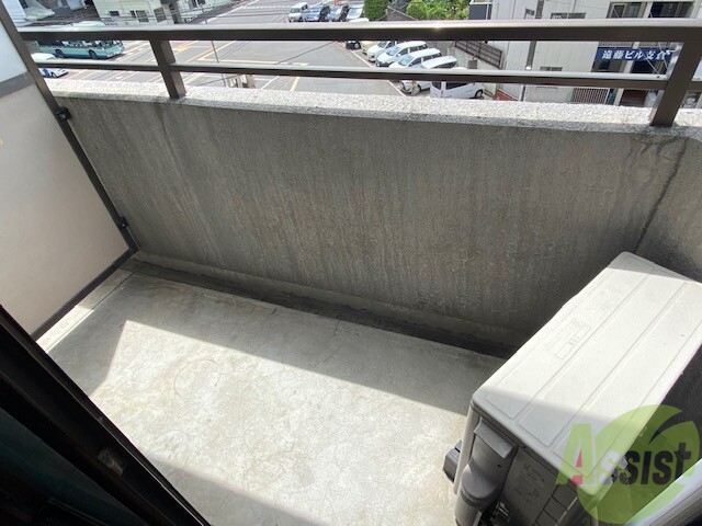 バルコニー　バルコニーは陽当たり良好で、洗濯物も乾きやすいですね